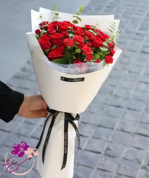 دسته گل رز قرمز