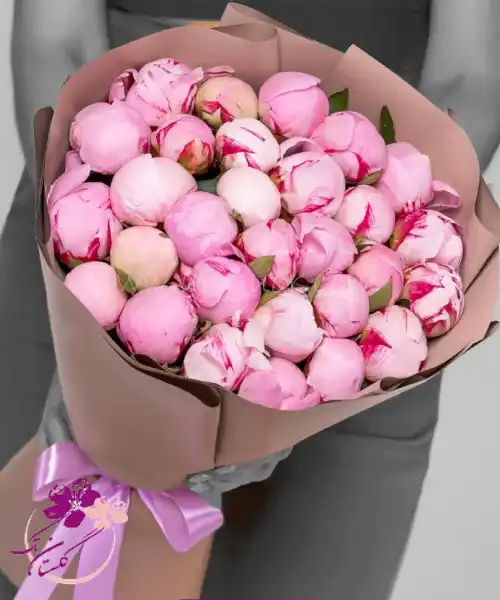 دسته گل تبریک پیونی صورتی